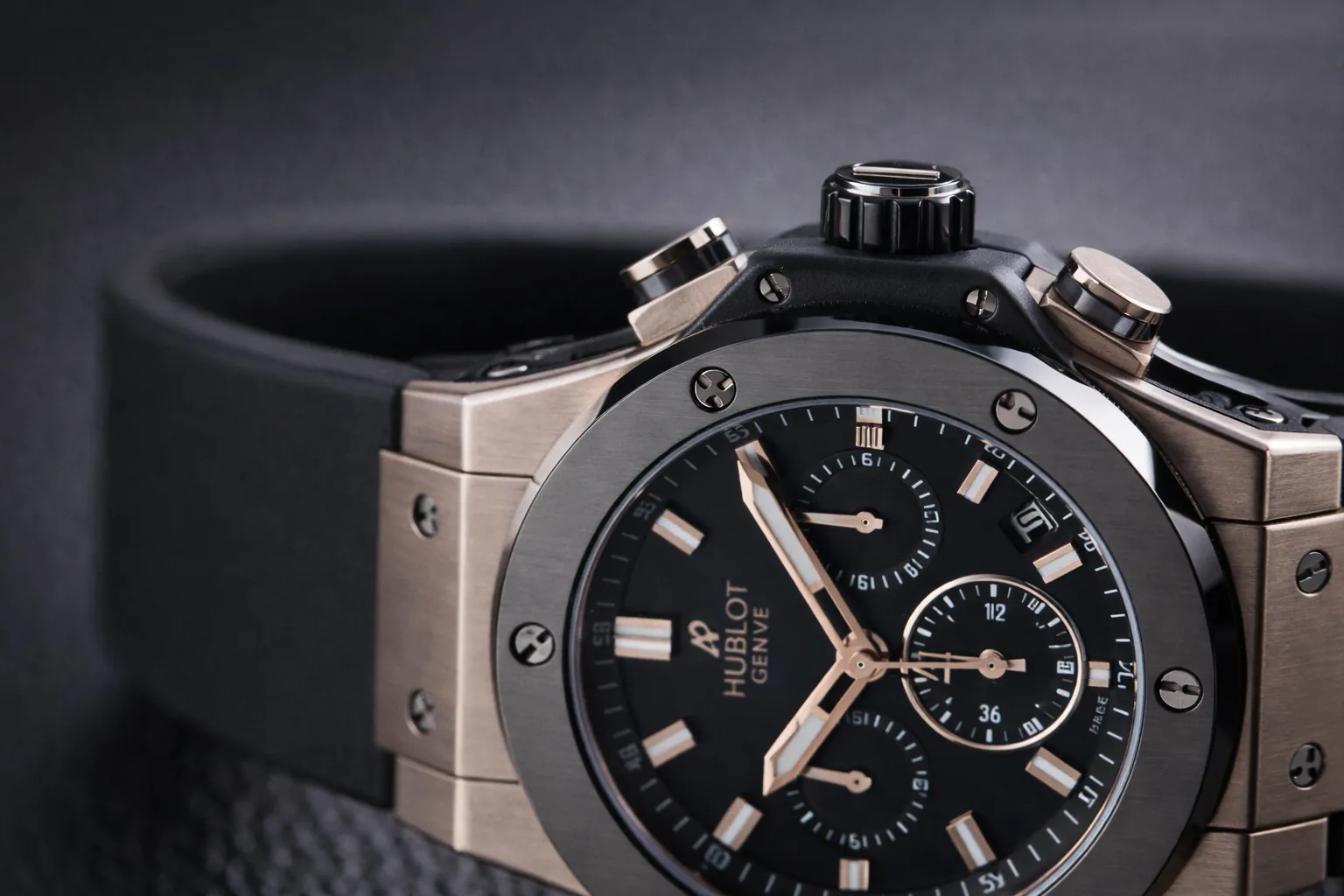 Luxe Hublot chronograaf horloge close-up met zwarte wijzerplaat, roségouden accenten en rubberen band