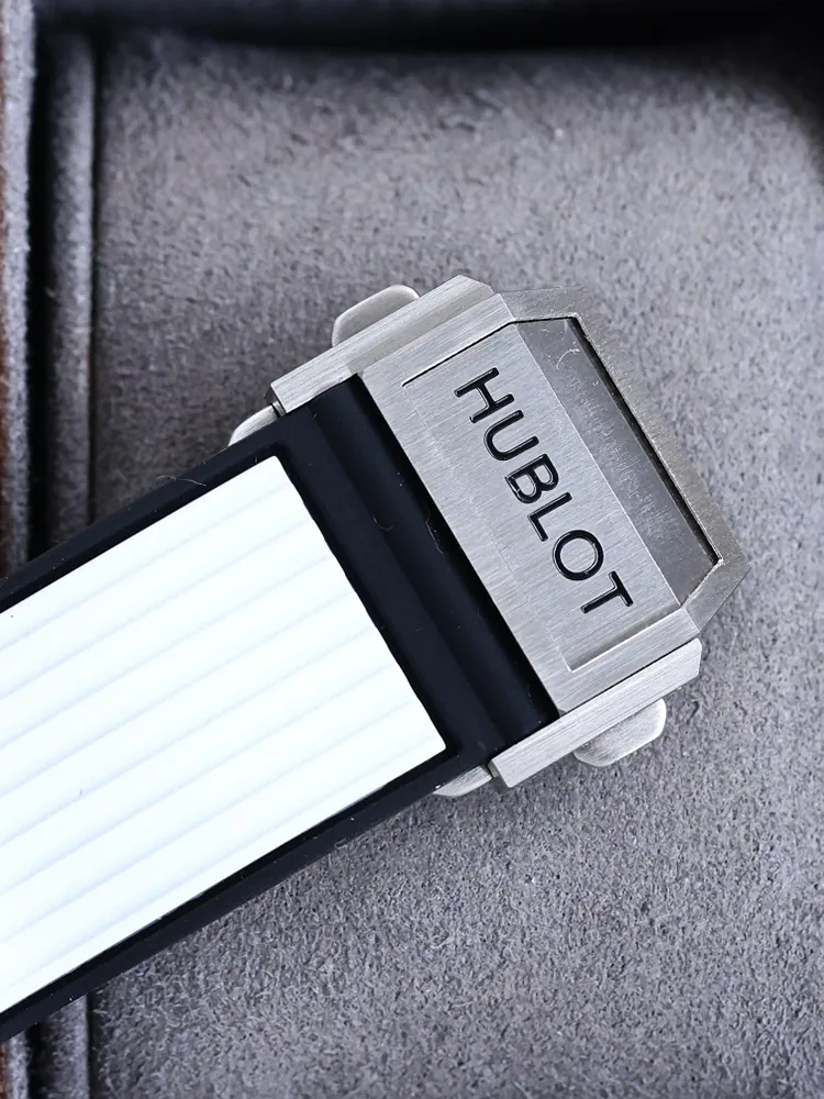 Hublot-Big-Bang-411.NX.1170.RX.0904-White-Buckle
