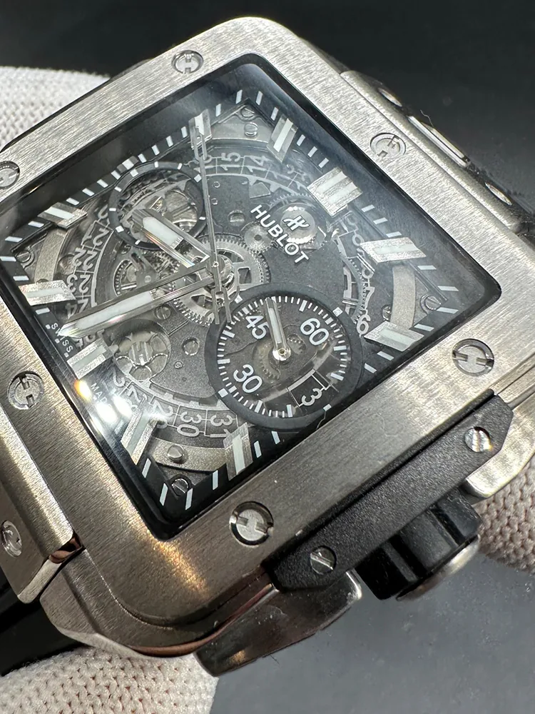 Hublot-Square-Bang-821.NX.0170.RX-Black-Dial-Detail-1