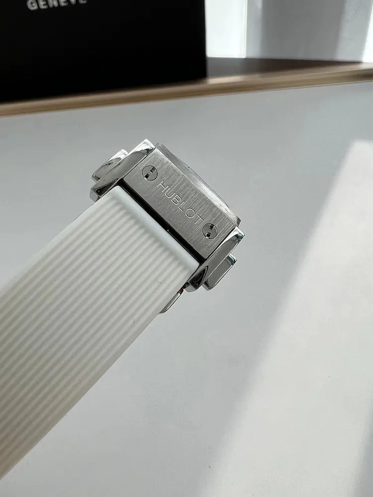 Hublot-Classic-Fusion-581.NE.2010.RW.1204-White-Buckle