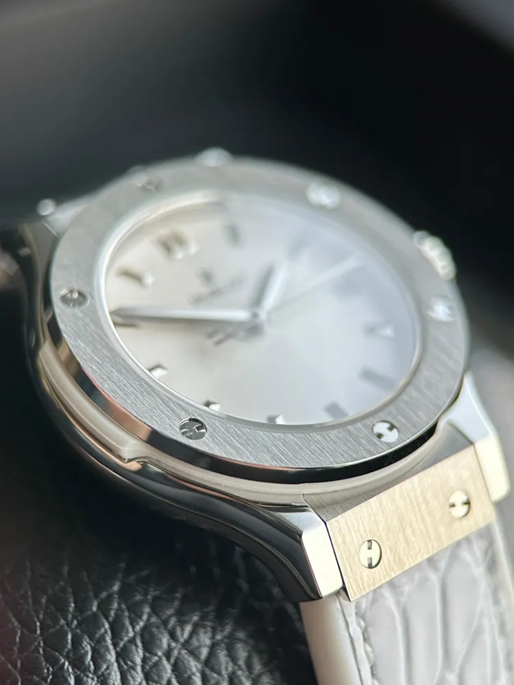 Hublot-Classic-Fusion-581.NX.2611.RX-White-Detail-Images