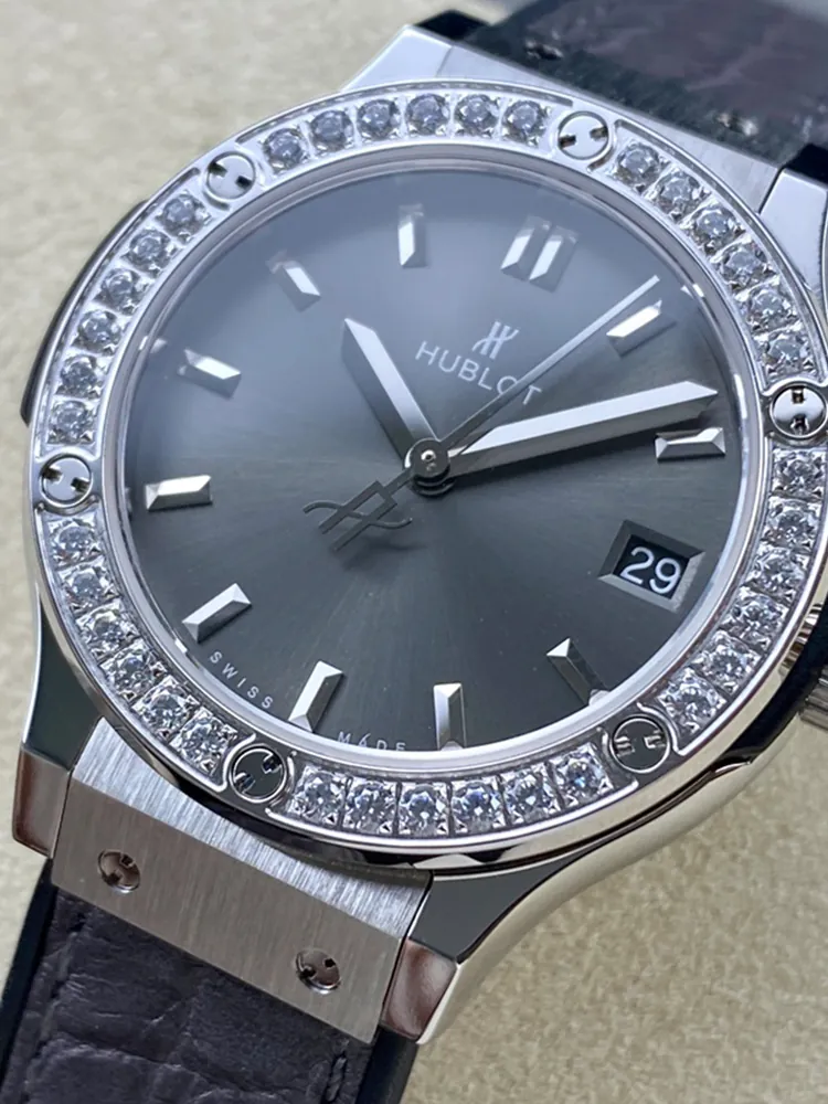 Hublot-Classic-Fusion-581.NX.7071.LR.1104-Grey-Dial-Detail-2