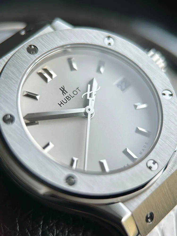 Hublot-Classic-Fusion-581.NX.2611.RX-White-Dial-Detail-1