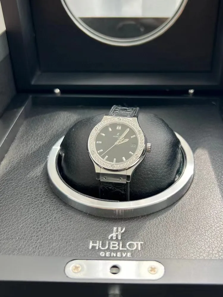 Hublot-Classic-Fusion-581.NX.1470.LR.1104-Black-Display-Image