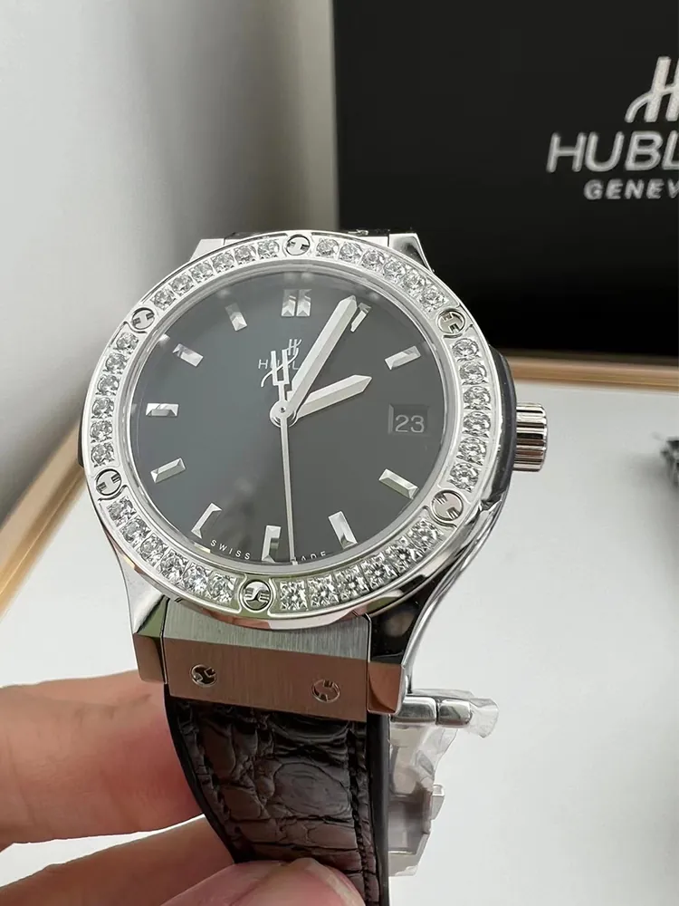 Hublot-Classic-Fusion-581.NX.1470.LR.1104-Black-Dial-Detail-1