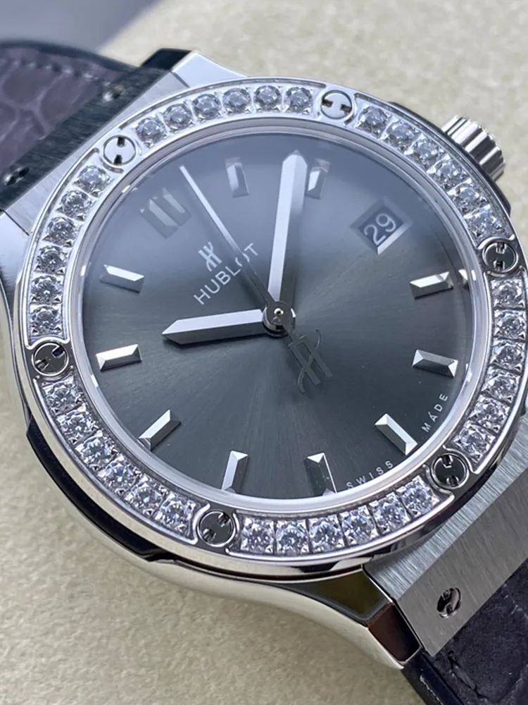 Hublot-Classic-Fusion-581.NX.7071.LR.1104-Grey-Dial-Detail-1