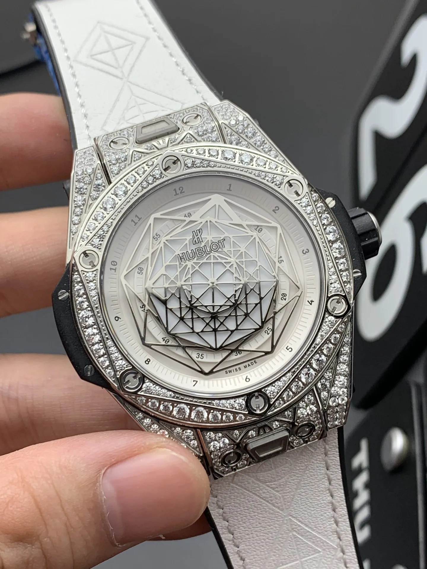 Hublot-Big-Bang-415.NX.2027.VR.1704.MXM18-White-Front-View-2