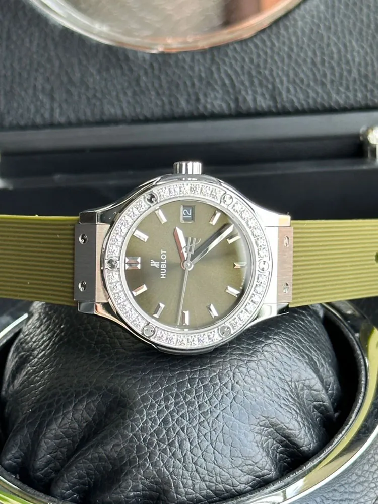 Hublot-Classic-Fusion-581.NX.8970.RX.1104-Green-Detail-Images-1