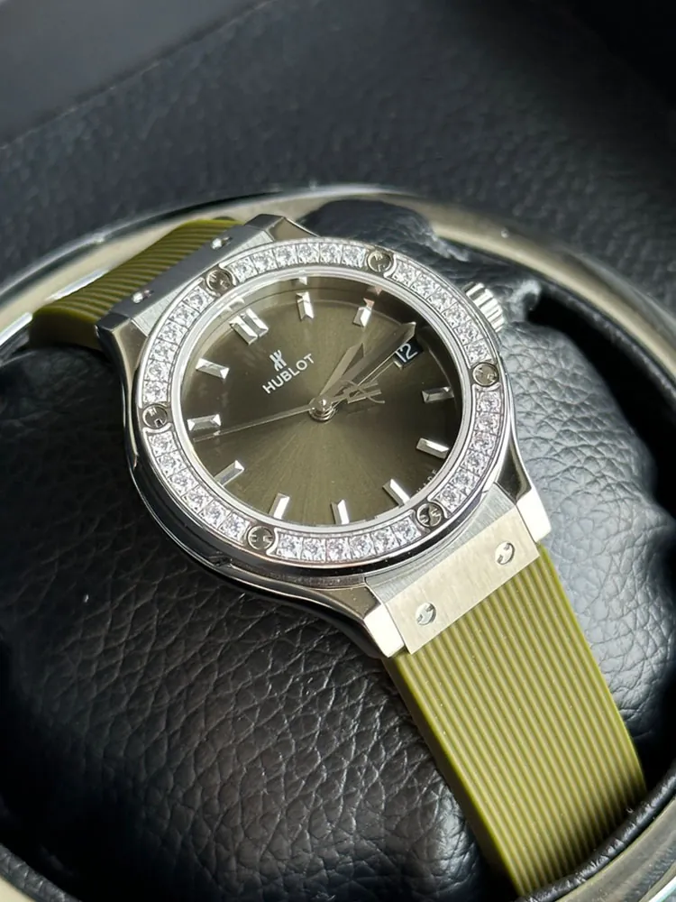 Hublot-Classic-Fusion-581.NX.8970.RX.1104-Green-Detail-Images-2