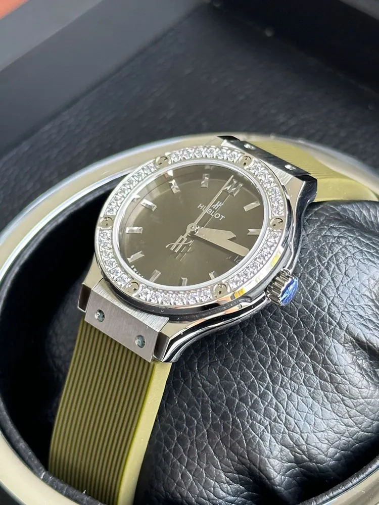 Hublot-Classic-Fusion-581.NX.8970.RX.1104-Green-Detail-Images-3