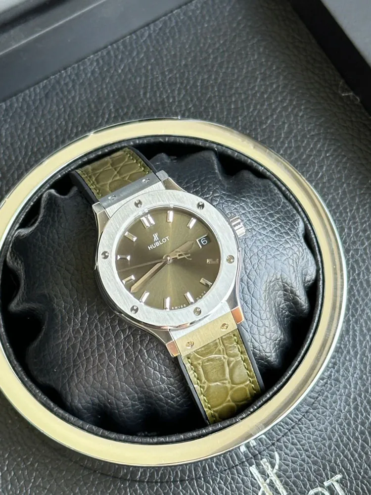 Hublot-Classic-Fusion-581.NX.8970.LR-Green-Display-Image-2