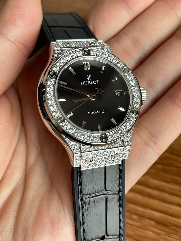 Hublot-Classic-Fusion-565.NX.1470.LR.1604-Black-Detail-Images-1