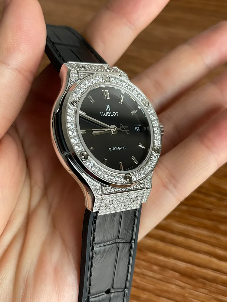 Hublot-Classic-Fusion-565.NX.1470.LR.1604-Black-Detail-Images-3