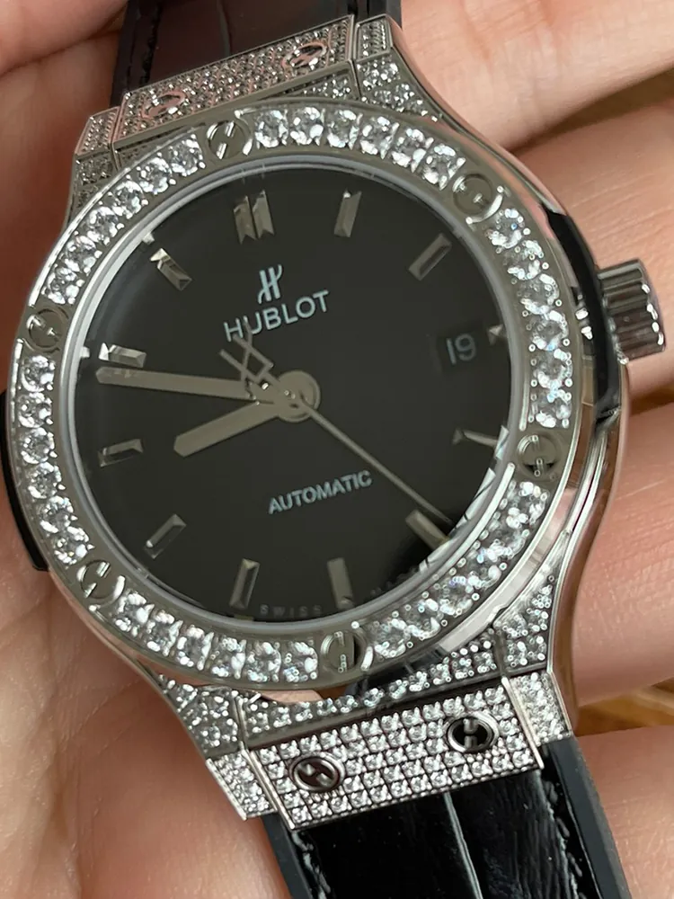 Hublot-Classic-Fusion-565.NX.1470.LR.1604-Black-Dial-Detail-1