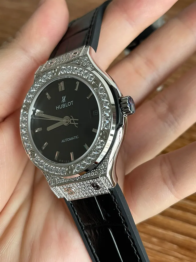 Hublot-Classic-Fusion-565.NX.1470.LR.1604-Black-Detail-Images-2